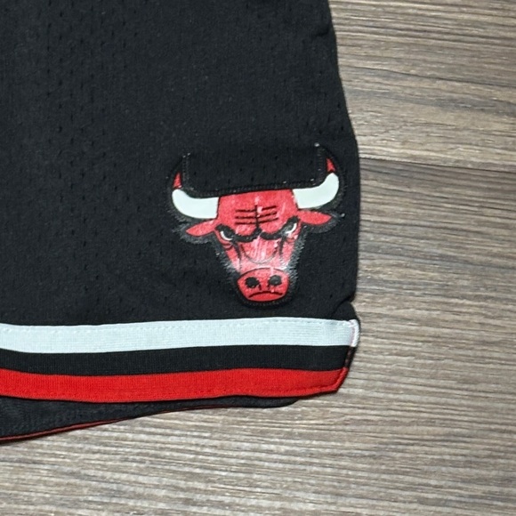 🔥🔥🔥Mitchell & Ness Men Chicago Bulls Retro Shorts – Size: Medium🔥🔥🔥 - Picture 8 of 9